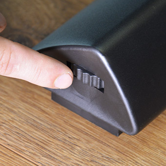 Durch Stellräder am hinteren (Stand-)Fuß des ERG600W lässt sich dessen Höhe an den (evtl. nicht vollkommen ebenen) Fußboden anpassen; so steht das Modell sicher. XTERRA ERG600: Aufgefallen im Praxistest